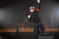 黒1色のシンプルな学ランで氣志團再スタートをアピールした綾小路。