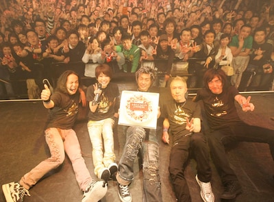 最後はメンバーとファンで記念撮影。中央はケーキ。