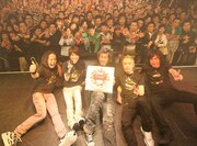 最後はメンバーとファンで記念撮影。中央はケーキ。