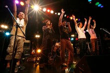 アルバムの楽曲を中心に、幅広い選曲でアロウズのさまざまな面をアピールしたライブ。集まったファンも全力で彼らのパフォーマンスを堪能した。