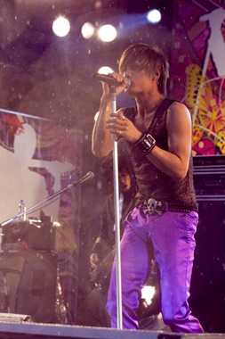 加藤和樹は今後、Zepp Tokyoなど9都市をまわる全国ライブハウスツアーを7月に開催。また、役者としても映画「湾岸ミッドナイト THE MOVIE」の公開が控えている。