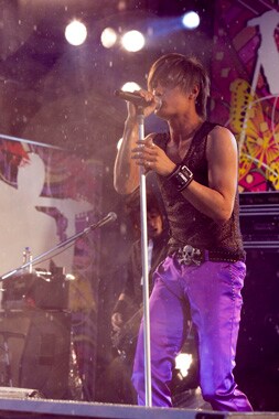 加藤和樹は今後、Zepp Tokyoなど9都市をまわる全国ライブハウスツアーを7月に開催。また、役者としても映画「湾岸ミッドナイト THE MOVIE」の公開が控えている。