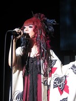 いつものゴスロリファッションに和テイストを取り入れたスタイルは、北出菜奈ならでは。