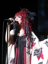 いつものゴスロリファッションに和テイストを取り入れたスタイルは、北出菜奈ならでは。