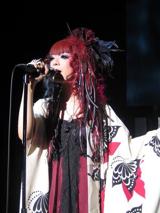 いつものゴスロリファッションに和テイストを取り入れたスタイルは、北出菜奈ならでは。