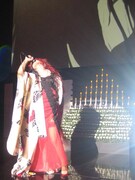 祭壇をバックに熱唱する北出菜奈。