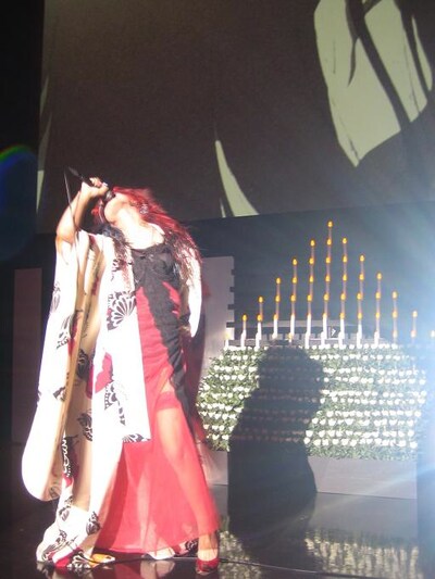 祭壇をバックに熱唱する北出菜奈。