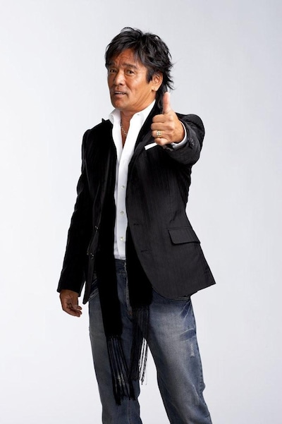 オリジナルアーティストをも凌駕する、しげる唯一無二のパワフルボイス。陽気で元気な松崎しげるが日本の未来を救う。