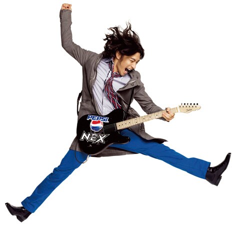 写真はシングル「明星」ジャケット。トータスは「PEPSI NEX」のロゴが大きくプリントされたギターをかき鳴らしている。