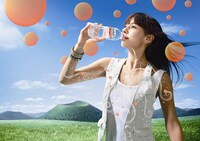 CMはオーストラリアのブリスベン近郊にて撮影。街中のシーンでは、太陽が心地よく射すわずか20分間を狙って撮影が行われた。