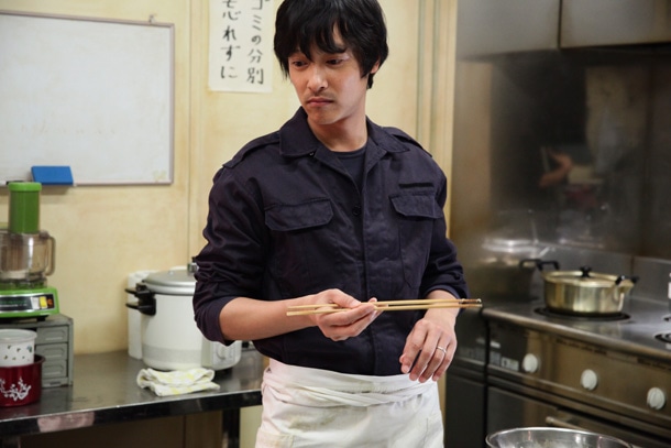 堺雅人演じる料理人・西村。
