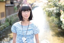 インディーズでの活動を経て、1999年9月にミニアルバム「君への気持ち」でメジャーデビューを果たしたつじあやの。その後の活躍はご存知のとおり。