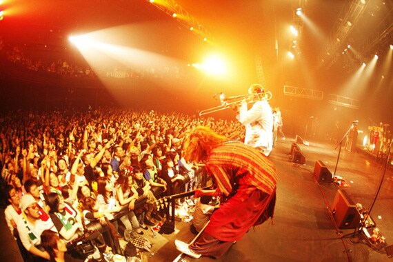 垣根もなく温かい雰囲気で楽しめる、FUNKISTらしさが濃縮された今回のライブ。染谷はステージから「まるでホームパーティーのようだ」と感想を語っている。