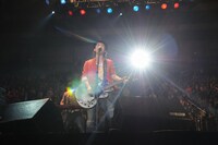 オープニングアクトのROCK'A'TRENCHは短い時間ながらも、勢いのあるパフォーマンスでオーディエンスを盛り上げた。