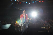 オープニングアクトのROCK'A'TRENCHは短い時間ながらも、勢いのあるパフォーマンスでオーディエンスを盛り上げた。