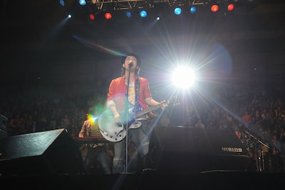 オープニングアクトのROCK'A'TRENCHは短い時間ながらも、勢いのあるパフォーマンスでオーディエンスを盛り上げた。