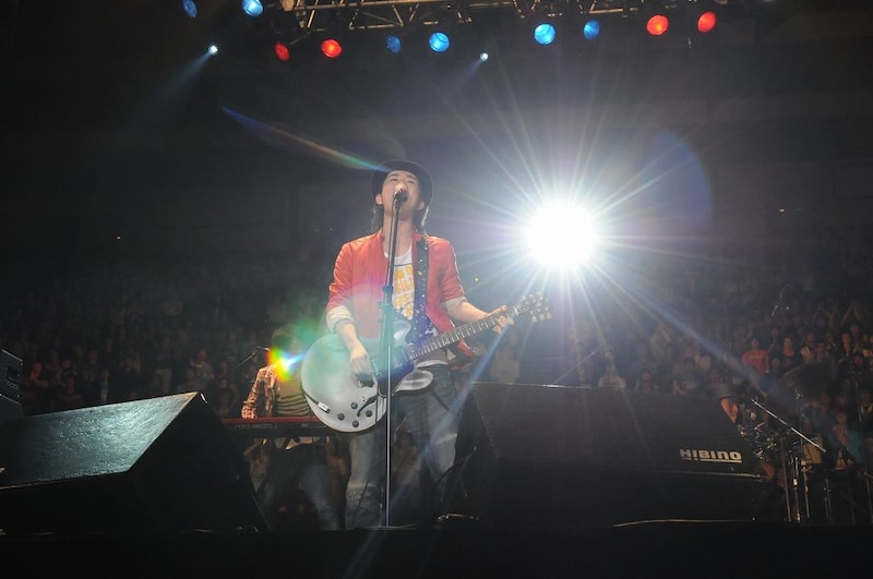 オープニングアクトのROCK'A'TRENCHは短い時間ながらも、勢いのあるパフォーマンスでオーディエンスを盛り上げた。