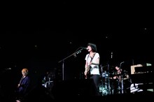 全国ホールツアーの真っ最中、ツアーでのさらなる成長を感じさせるステージを展開したチャットモンチー。