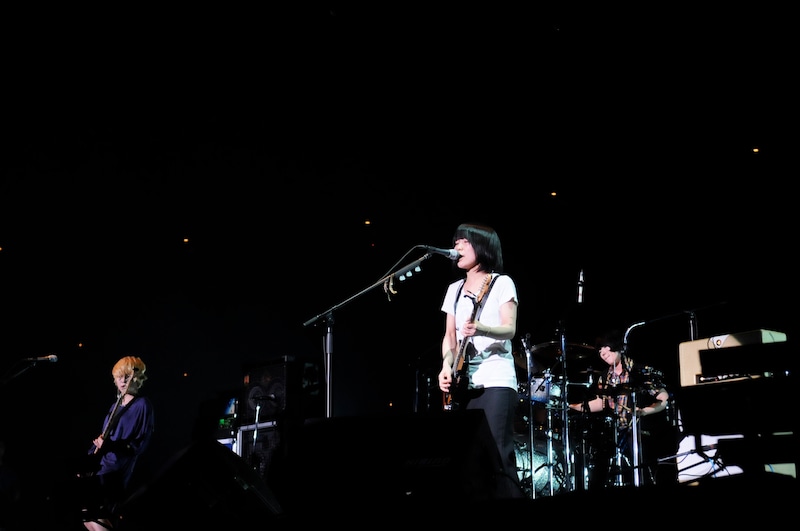 全国ホールツアーの真っ最中、ツアーでのさらなる成長を感じさせるステージを展開したチャットモンチー。