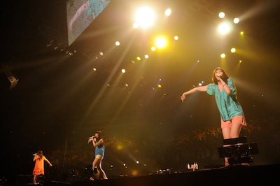 Perfumeは春らしいカラフルでフェミニンな衣装で登場。