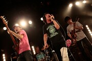 先日の「ARABAKI ROCK FEST.09」公演中に靭帯を痛めた圭介は、アンコールにギブスを着けて登場。「2週間で済むものが2カ月に延びてもしょうがないしね」と言いながらも、本編同様に激しいパフォーマンスでファンを湧かせた。