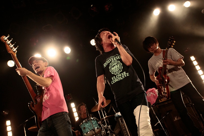 先日の「ARABAKI ROCK FEST.09」公演中に靭帯を痛めた圭介は、アンコールにギブスを着けて登場。「2週間で済むものが2カ月に延びてもしょうがないしね」と言いながらも、本編同様に激しいパフォーマンスでファンを湧かせた。