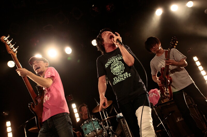 先日の「ARABAKI ROCK FEST.09」公演中に靭帯を痛めた圭介は、アンコールにギブスを着けて登場。「2週間で済むものが2カ月に延びてもしょうがないしね」と言いながらも、本編同様に激しいパフォーマンスでファンを湧かせた。