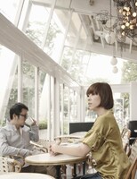 ボーカルのミズノマリ（写真右）は4月28日にスタートしたTBS系音楽番組「Mライブ」にソロで登場。4月29日に発売されたソロミニアルバム「mariage」には筒美京平の書き下ろし曲「恋をする」が収められているが、このコラボはparis matchの音楽を気に入った筒美が2人を食事に誘った際、ミズノが「いつかソロで出すときはぜひ書いて下さい！」と話したことが数年を経て実現したのだという。