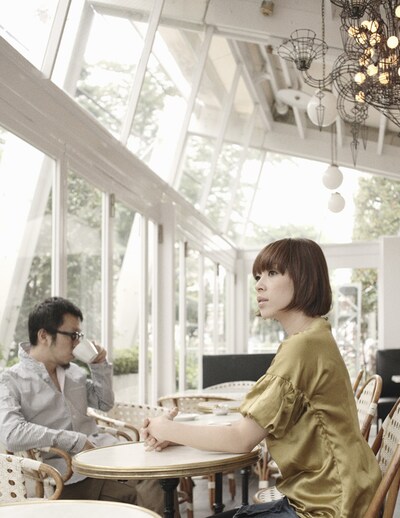 ボーカルのミズノマリ（写真右）は4月28日にスタートしたTBS系音楽番組「Mライブ」にソロで登場。4月29日に発売されたソロミニアルバム「mariage」には筒美京平の書き下ろし曲「恋をする」が収められているが、このコラボはparis matchの音楽を気に入った筒美が2人を食事に誘った際、ミズノが「いつかソロで出すときはぜひ書いて下さい！」と話したことが数年を経て実現したのだという。