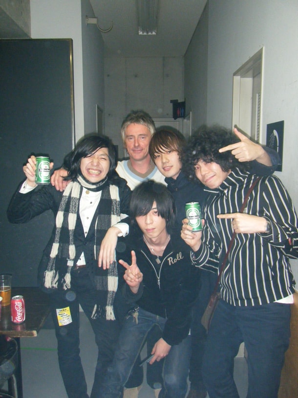 ポール・ウェラーとTHE BAWDIES、楽屋裏でのプライベートショット。一見、ポールの左手がやけに長く伸びているようにも見えるが、これはROYの手。