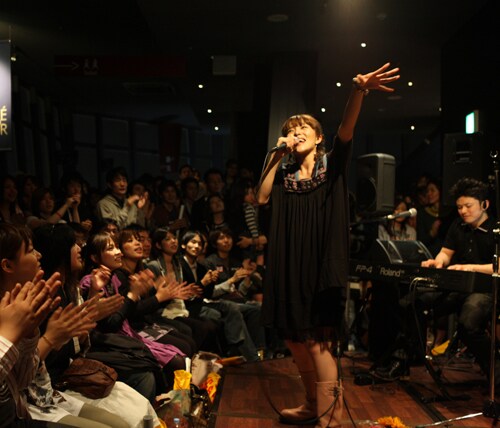 写真は東京タワー「CLUB333」でのライブの様子。