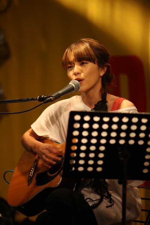 「...& Smile」ではギターの生演奏も披露。