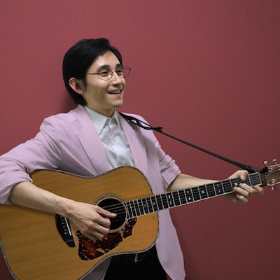 今回発表された謎のフォークシンガー、みどまさし。ロック系のアーティストが顔をそろえた「ミドフェス」では異色の出演者だ。