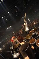 DVDの収録内容は後日発表。ロングツアーの軌跡を凝縮した濃厚な内容が期待できそうだ。