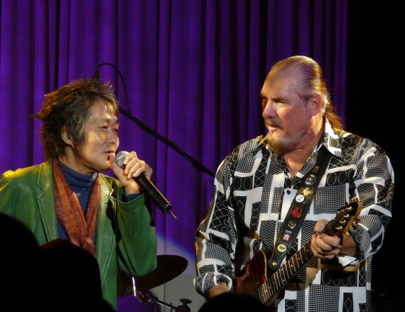 写真は2008年11月20日ブルーノート東京で行われたBOOKER T. & The MG'sのライブに飛び入り出演したときの模様。「イン・ザ・ミッドナイト・アワー」などのソウルナンバーを熱唱した。