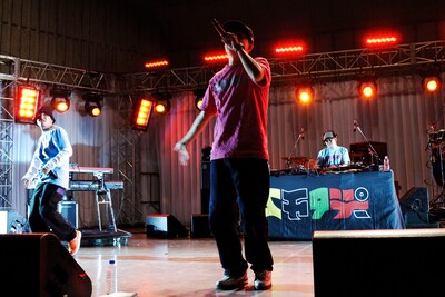 スチャダラパーが登場すると会場のボルテージは一挙に上昇。大盛り上がりのライブを展開した。