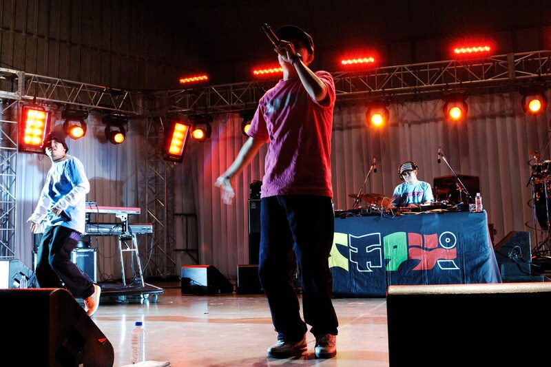 スチャダラパーが登場すると会場のボルテージは一挙に上昇。大盛り上がりのライブを展開した。