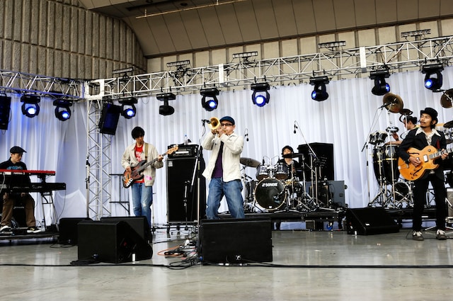 SLY MONGOOSEは野外にふさわしい迫力満点のステージを展開した。