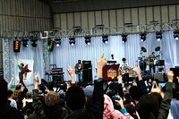 TOKYO No.1 SOUL SETのライブでは、BIKKEの着ぐるみ姿と他メンバーのクールなたたずまいのギャップが異様な空気をかもし出していた。写真は着ぐるみを脱いだ後。
