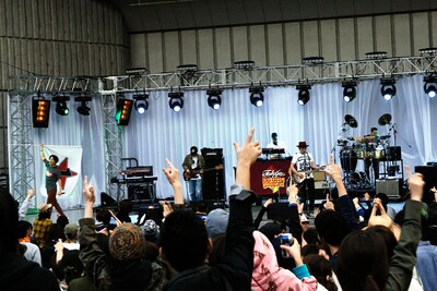 TOKYO No.1 SOUL SETのライブでは、BIKKEの着ぐるみ姿と他メンバーのクールなたたずまいのギャップが異様な空気をかもし出していた。写真は着ぐるみを脱いだ後。