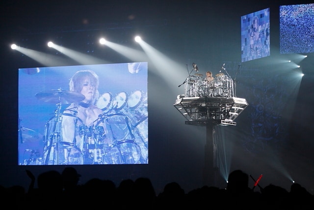 移動するドラムセットで、観客の視線を釘付けにしたYOSHIKI。