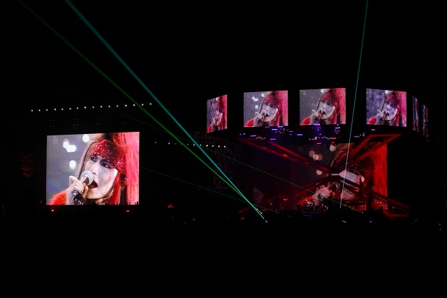 「X」終盤では、HIDEによるおなじみの「飛べ飛べ飛べ飛べー」の声も。