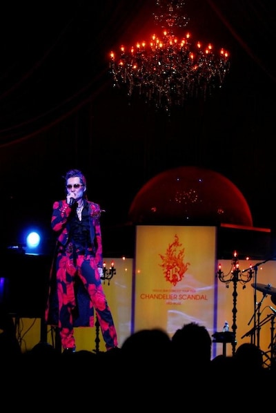 2日目「RED ROSE」の模様。ステージ上には豪華なシャンデリアが輝いている。