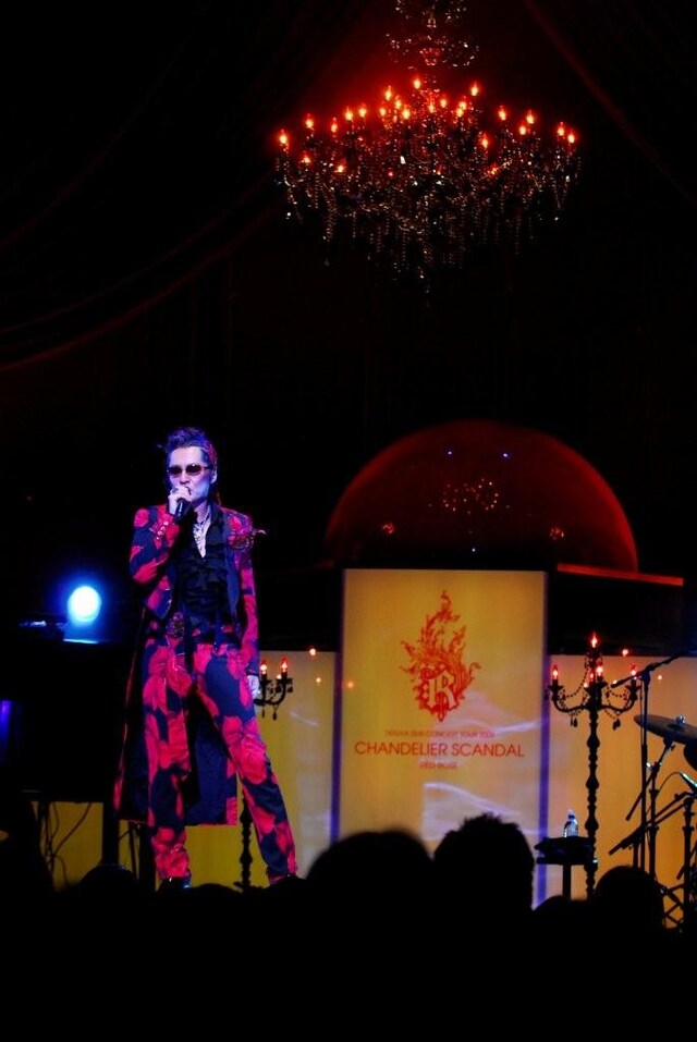 2日目「RED ROSE」の模様。ステージ上には豪華なシャンデリアが輝いている。