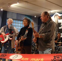 「RUN寛平RUN」「走れ何処までも」発表時の忌野清志郎。盟友・スティーヴ・クロッパー、ドナルド・‘ダック’・ダンらとともに。