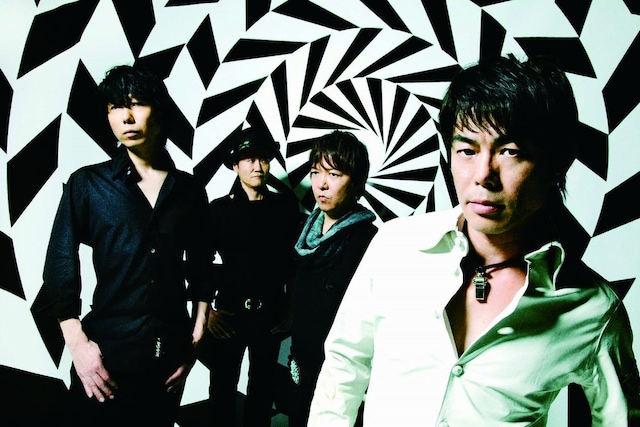 この5月でTHE BOOMとしてのデビューから20周年を迎えた宮沢和史（写真右端）。