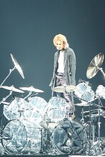 文字どおり、暴れん坊将軍ぶりを発揮したこの日のYOSHIKI。ライブ序盤では首にコルセットを着けていたものの、終盤ではそれを外し前日以上にアグレッシヴなプレイを披露した（写真は5月2日公演より）。