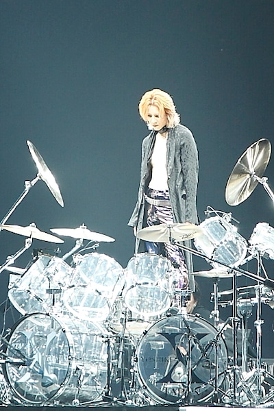 文字どおり、暴れん坊将軍ぶりを発揮したこの日のYOSHIKI。ライブ序盤では首にコルセットを着けていたものの、終盤ではそれを外し前日以上にアグレッシヴなプレイを披露した（写真は5月2日公演より）。