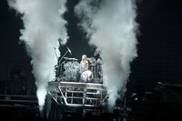 写真は5月2日公演より