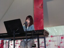 昨年末から約2カ月間、ニューヨークに滞在していた川嶋あい。今回のアメリカライブについて、彼女は「留学を通じ、ニューヨークというとてもエキサイティングでエネルギー溢れるこの街が与えてくれたものは、私にとってかけがえのないものとなっています。たくさんの経験、そして出会いを与えてくれたこの街へ、少しでもその気持ちが届くように歌いました」とコメントを寄せている。